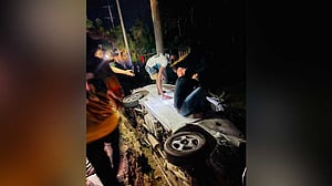 সড়কে নির্মাণ সামগ্রী, মাইক্রোবাস ও অটোরিকশার সংঘর্ষে আহত ৮ পুলিশ
