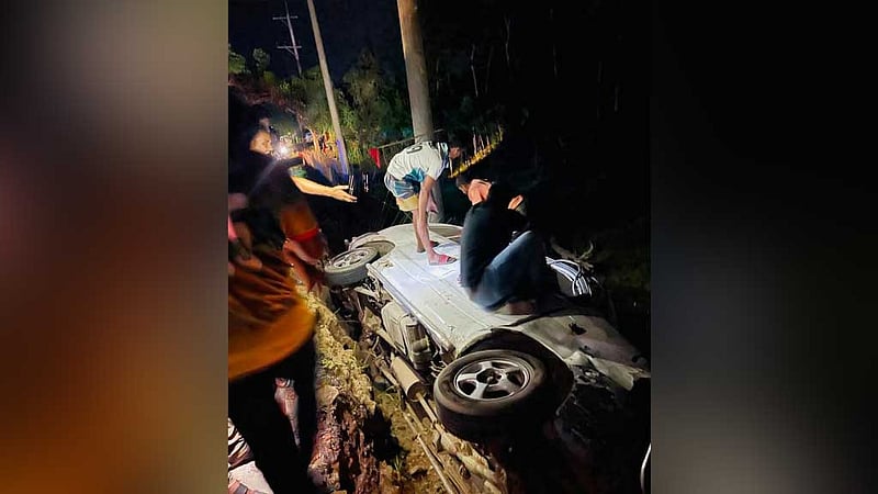 সড়কে নির্মাণ সামগ্রী, মাইক্রোবাস ও অটোরিকশার সংঘর্ষে আহত ৮ পুলিশ