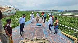 সদরঘাট-নারায়ণগঞ্জ রুটের বালুবাহী নৌযানে অভিযান, পৌনে ২ লাখ টাকা জরিমানা