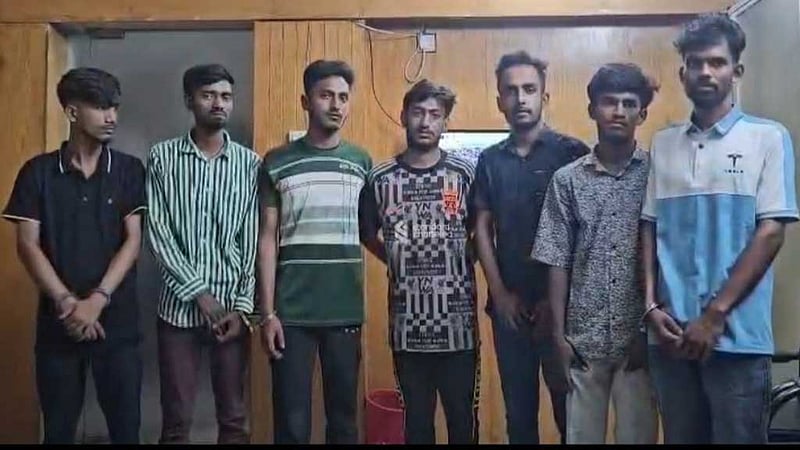 ঢাবি শিক্ষার্থীকে প্রকাশ্যে ‘জিম্মি করে মুক্তিপণ আদায়ের চেষ্টা’: ৯ জন গ্রেপ্তার