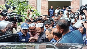 মানহানির মামলা: সিরাজগঞ্জ আদালতে আত্মসমর্পণ করে জামিন পেলেন আমির হামজা