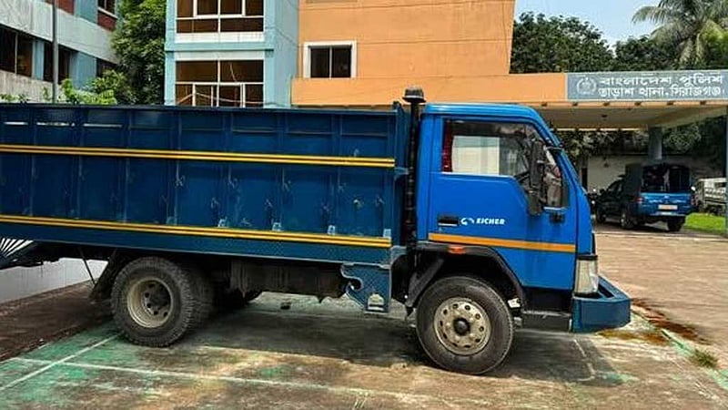 সিরাজগঞ্জে গরু ও পিকআপ রেখে পালাল চোর
