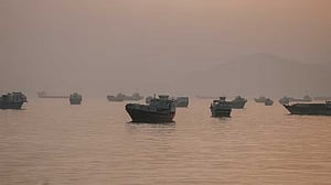 সব জাহাজের জন্য হরমুজ প্রণালি পুরোপুরি বন্ধ ঘোষণা করল ইরান