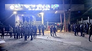 আবাসিক হল থেকে ছাত্রের লাশ উদ্ধার, উত্তেজনা-ভাঙচুর