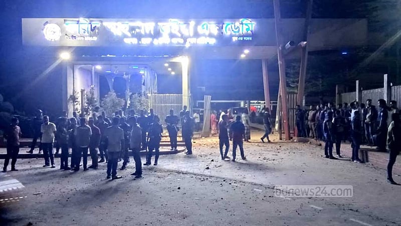 আবাসিক হল থেকে ছাত্রের লাশ উদ্ধার, উত্তেজনা-ভাঙচুর