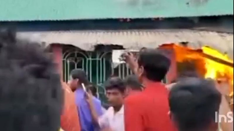 ‘মব’ করে বসতঘরে আগুন, স্বপ্রণোদিত হয়ে মামলার নির্দেশ আদালতের