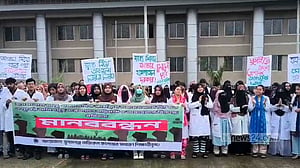 হাসপাতাল চালুর দাবি: সুনামগঞ্জ মেডিকেল কলেজের শিক্ষার্থীদের ক্লাস বর্জন-বিক্ষোভ
