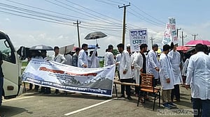 হাসপাতাল চালুর দাবিতে সড়ক অবরোধ সুনামগঞ্জ মেডিকেলের শিক্ষার্থীদের