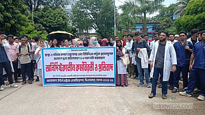 সিলেট-ফরিদপুরেও শিক্ষানবীশ চিকিসৎকদের কর্মবিরতি, মানববন্ধন