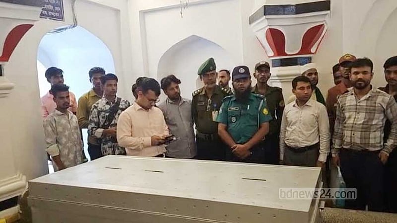 শাহজালাল মাজারে প্রশাসনের দানবাক্স স্থাপন, ভক্তদের ক্ষোভ