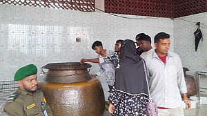 প্রথা ভেঙে শাহজালাল মাজারে দানের টাকা গণনা, উপস্থিত ছিলেন সারওয়ার আলম