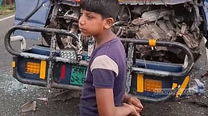 সখীপুরে দাঁড়িয়ে থাকা ট্রাকে ধাক্কা পিকআপ ভ্যানের, নিহত ৪