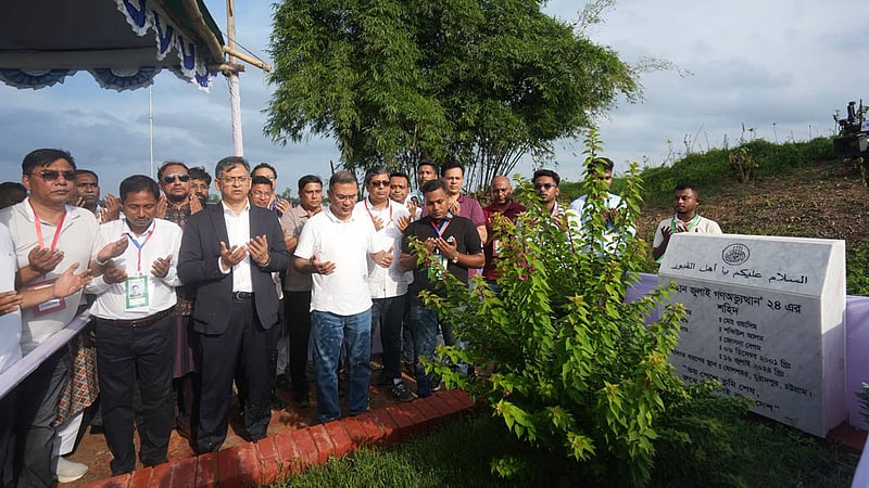 জুলাই শহীদ ওয়াসিম আকরামের কবর জিয়ারত করলেন প্রধানমন্ত্রী