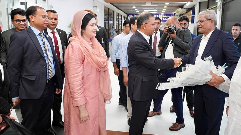প্রথম বিদেশ সফর শেষে দেশে ফিরলেন প্রধানমন্ত্রী