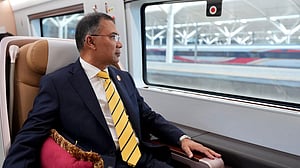 তালিয়ান থেকে বেইজিংয়ের পথে প্রধানমন্ত্রী