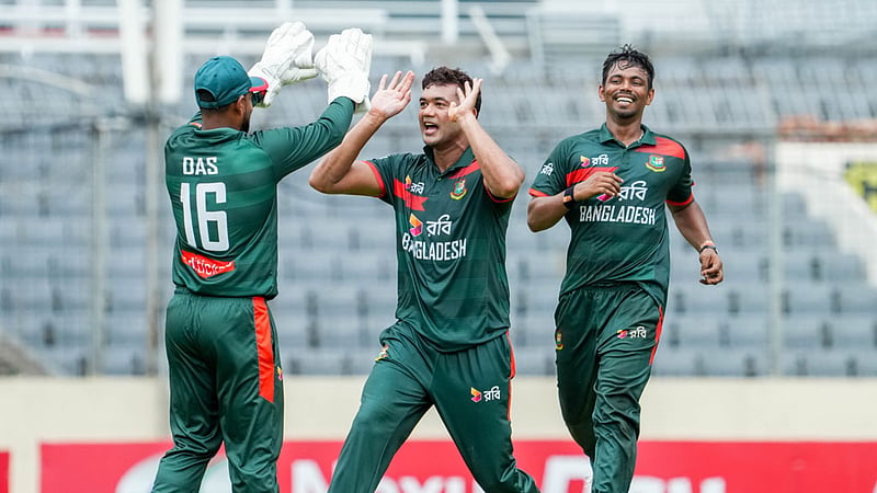 বাংলাদেশের পেস আক্রমণকে বিশ্বের সেরা তিনে রাখছেন তাসকিন