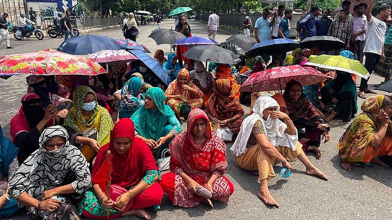 তেজগাঁওয়ে নাসা গ্রুপের শ্রমিকদের সড়ক অবরোধ, যানজট