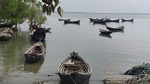 বঙ্গোপসাগর থেকে আরও ৫ জেলেকে ধরে নিয়ে যাওয়ার খবর