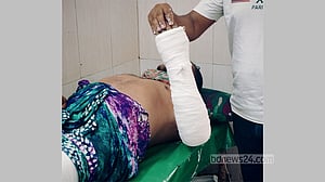 চাঁদা না পেয়ে ব্যবসায়ীর হাত-পা ভাঙার অভিযোগ শ্রমিকদল নেতার বিরুদ্ধে