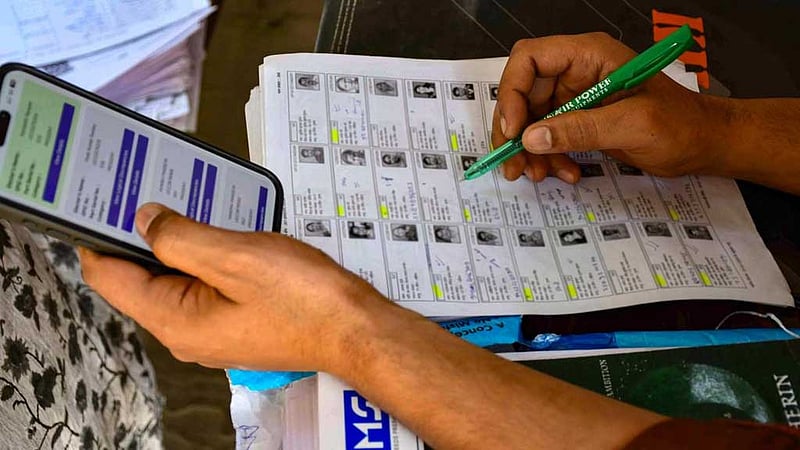 পশ্চিমবঙ্গে ভোটার তালিকা সংশোধনে কল্যাণ সুবিধা হারানোর শঙ্কায় লাখো মানুষ