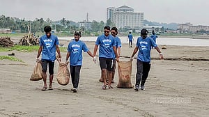 কক্সবাজার সৈকতে পরিচ্ছন্নতা অভিযান