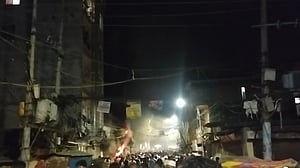 মিরপুরে বেনারসি পল্লিতে আগুন