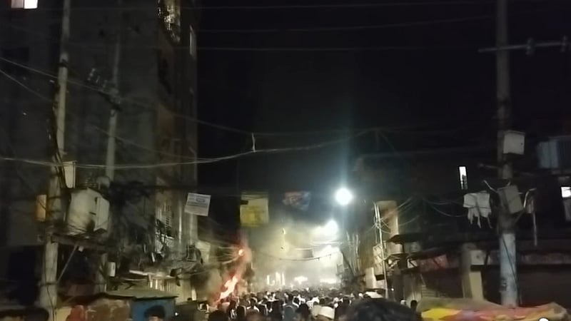 মিরপুরে বেনারসি পল্লিতে আগুন