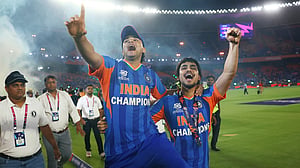 আভিশেকের ঘাড়ে নি:শ্বাস ফেলছেন ইশান কিষান