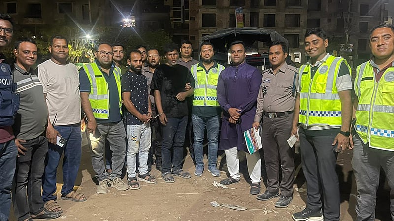 দুদক মহাপরিচালকের ছিনিয়ে নেওয়া ২ আইফোন উদ্ধার, গ্রেপ্তার ২