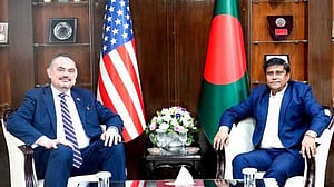 প্রতিরক্ষা উপদেষ্টার সঙ্গে মার্কিন রাষ্ট্রদূতের সাক্ষাৎ