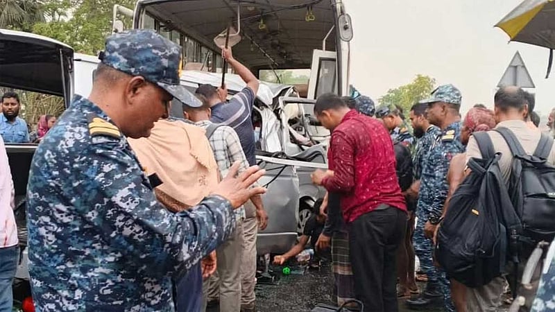 বাগেরহাটের রামপালে বাস ও মাইক্রোবাসের সংঘর্ষে নিহত ১৪
