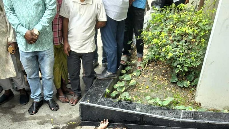 বনানীতে ভবন থেকে পড়ে গৃহকর্মীর মৃত্যু, উত্তেজিত জনতার বাসায় ঢোকার চেষ্টা