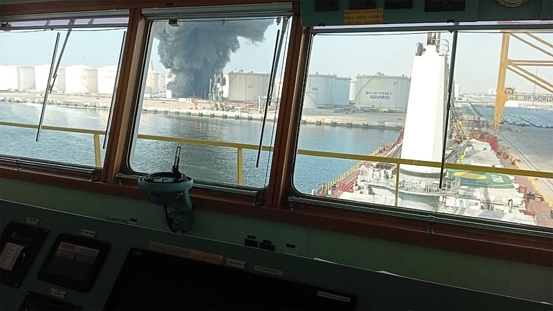 দুবাইয়ে আটকা বাংলাদেশি জাহাজের ক্যাপ্টেন: ‘জান হাতে নিয়ে আছি’