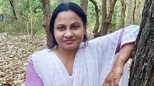 ভাটারায় বিড়াল খুঁজতে গিয়ে ছাদ থেকে পড়ে স্কুল শিক্ষিকার মৃত্যু
