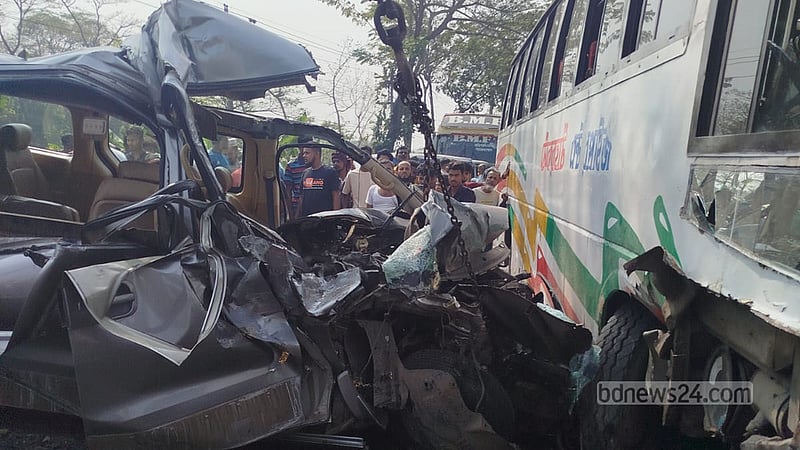 বরিশালে বাস-মাইক্রোবাস সংঘর্ষে নিহত ২