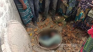 বরিশালে স্কুলের পরিত্যক্ত টয়লেটের ট্যাংকে তরুণের লাশ