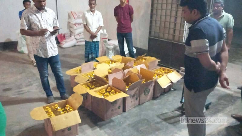 বরিশালে কালোবাজারে টিসিবি পণ্য বিক্রির চেষ্টা, ১৮০ প্যাকেজ জব্দ