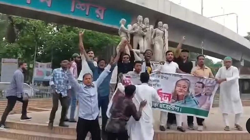 ঢাকা বিশ্ববিদ্যালয়ে ‘নিষিদ্ধ’ ছাত্রলীগের হঠাৎ মিছিল