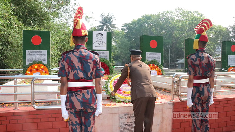 বীরশ্রেষ্ঠ নূর মোহাম্মদ শেখের সমাধিসৌধে পুষ্পস্তবক অর্পণ