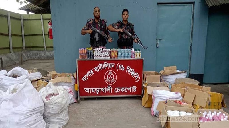 বেনাপোলে কুরিয়ার সার্ভিসের গাড়ি থেকে বিপুল ভারতীয় পণ্য জব্দ