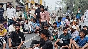 ভোলায় বাস-অটোরিকশা শ্রমিকদের সংঘর্ষ, ৫ ঘণ্টা বন্ধের পর চলাচল