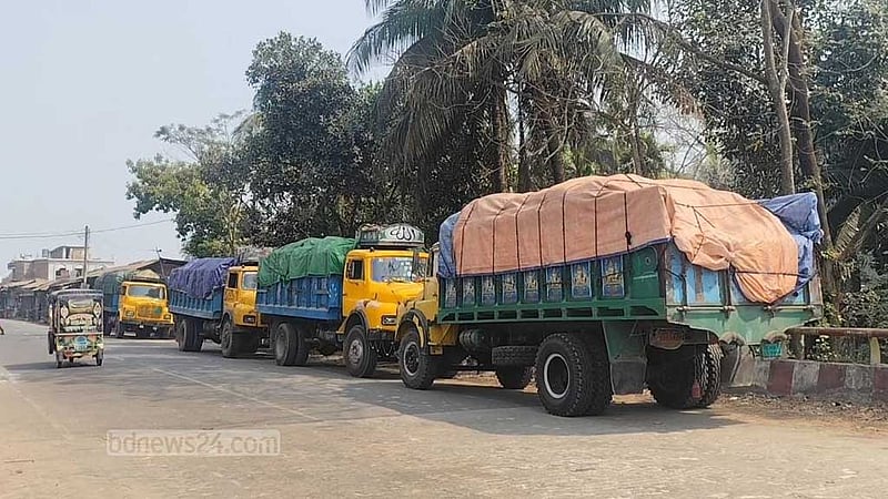 ভোলা থেকে সার পাচারের চেষ্টা, ৪২০ বস্তা টিএসপিসহ ৪ ট্রাক জব্দ