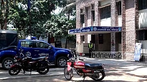 ফরিদপুরে সাক্ষ্য দেওয়ায় ইউপি সদস্যের স্বামীকে হাতুড়িপেটা, আটক ৬