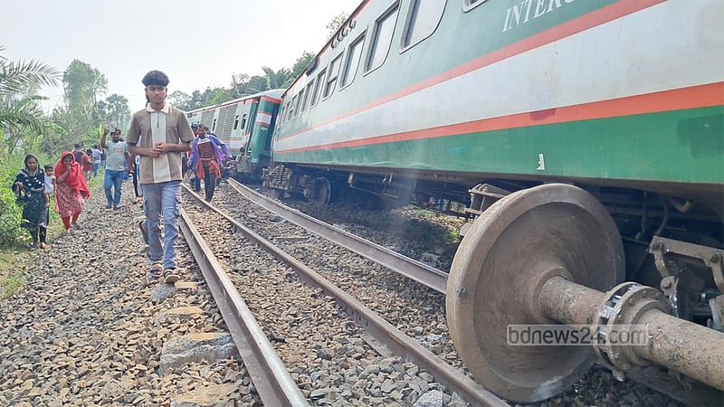 বগুড়ায় নীলসাগর লাইনচ্যুত: তদন্তে চার সদস্যের কমিটি