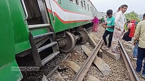 নীলসাগর এক্সপ্রেস দুর্ঘটনা: ‘ছাদ থেকে লাফিয়ে পড়ে বেশি আহত হয়েছে’