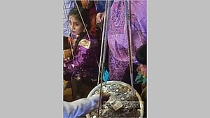 বগুড়ায় নাতনির ওজনে কয়েন উপহার দিলেন নানা
