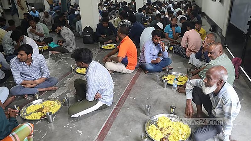১৯ বছর ধরে মসজিদে প্রতিদিন হাজার মানুষের ইফতার