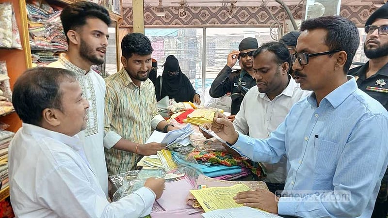 ‘বিদেশি কাপড়’ বলে বিক্রি, প্রমাণ দেখাতে না পারায় লাখ টাকা জরিমানা