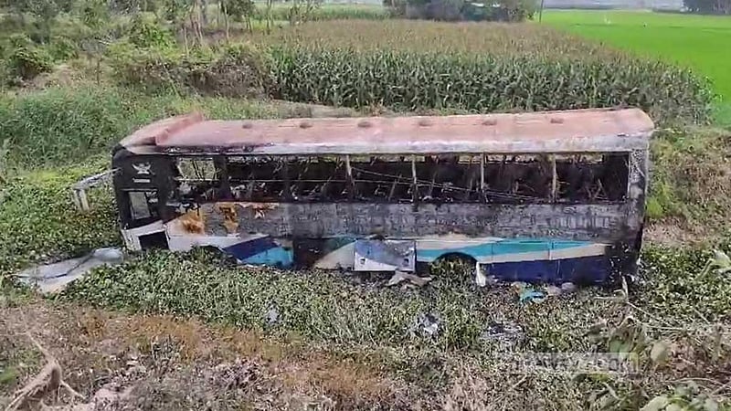 চাঁদপুরে বাস খাদে পড়ে আগুন, যাত্রী না থাকায় রক্ষা