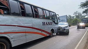 চট্টগ্রামে দুর্ঘটনার কবলে বান্দরবান জেলা পরিষদ চেয়ারম্যানের গাড়ি, স্ত্রী আহত